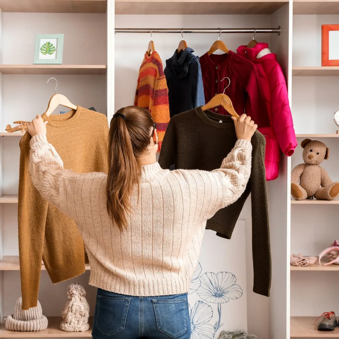 Femme qui range son dressing