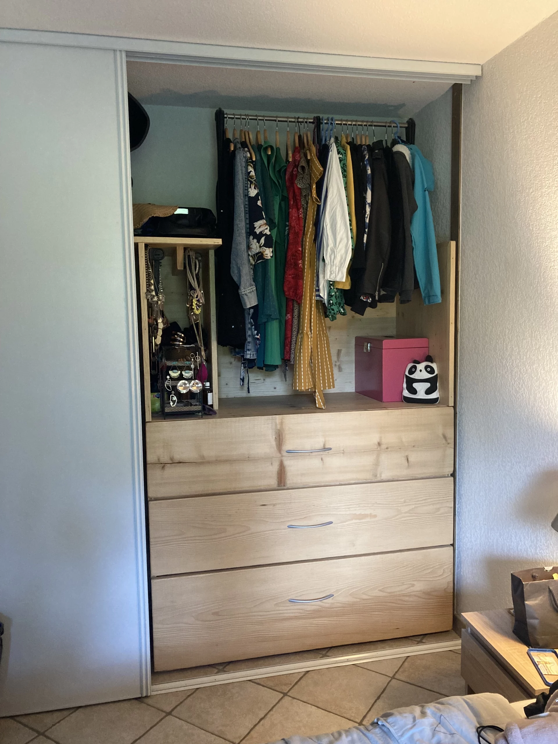 Chambre organisée et triée Chambre avec un lit et une armoire qui est rangée et organisée