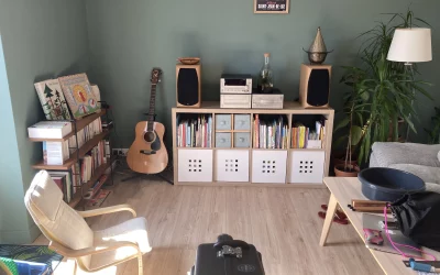 Organisation et tri d’espaces de vie pour un bureau et un séjour fonctionnels