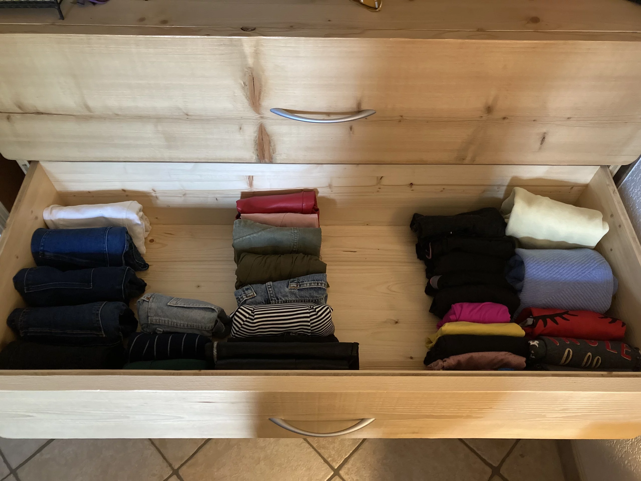 Chambre organisée et triée Chambre avec un lit et une armoire qui est rangée et organisée