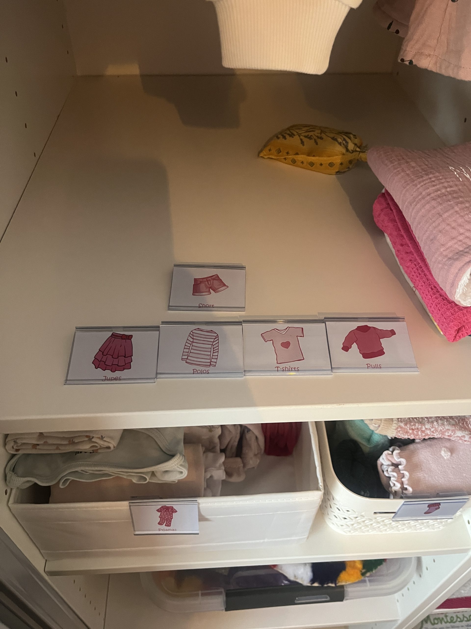 Tri et organisation d'une chambre de petite fille étiquettes ludiques Tri et organisation d'une chambre de petite fille étiquettes ludiques