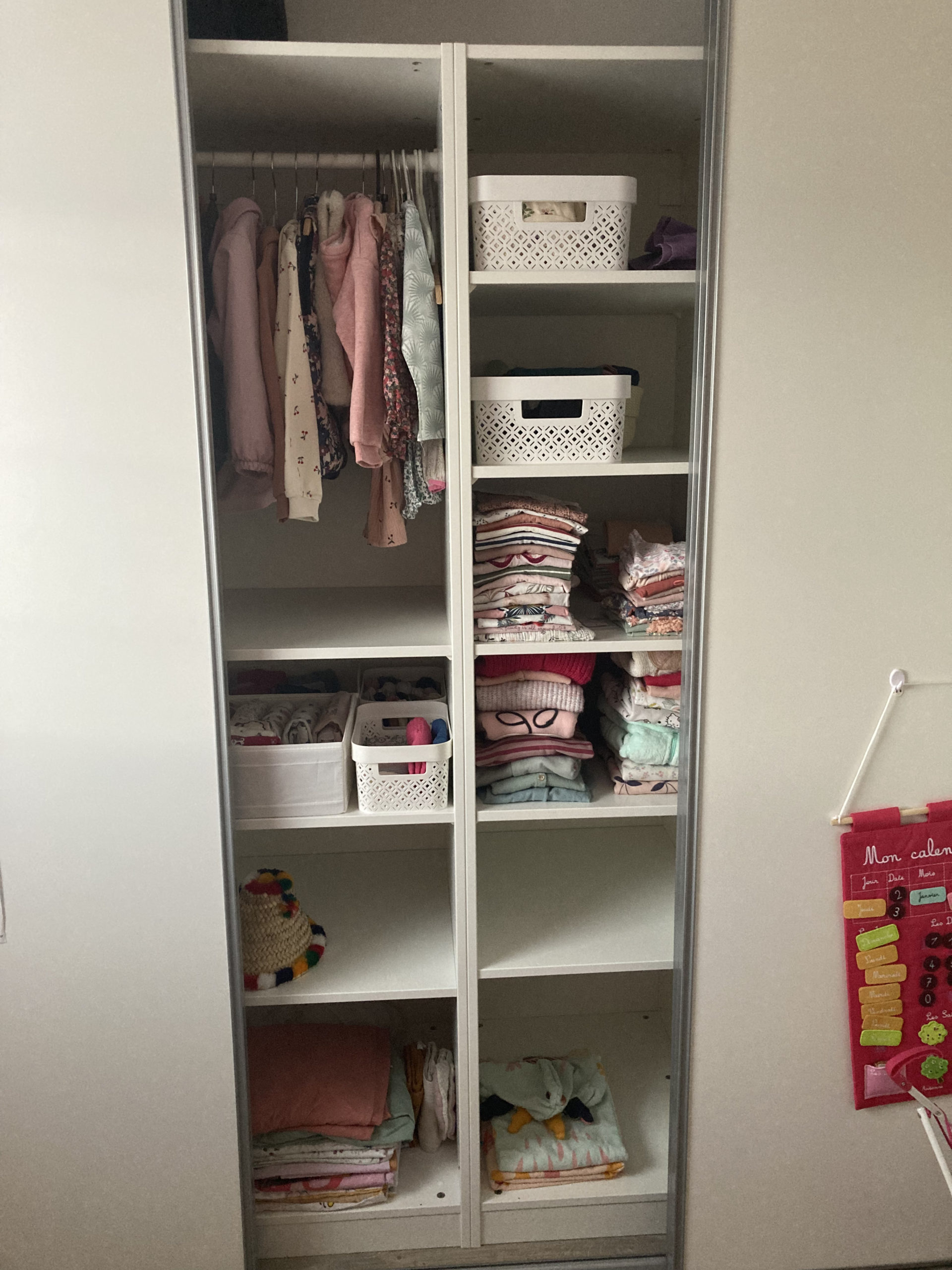 Tri et organisation d'une chambre de petite fille rangement vêtements Tri et organisation d'une chambre de petite fille rangement vêtements